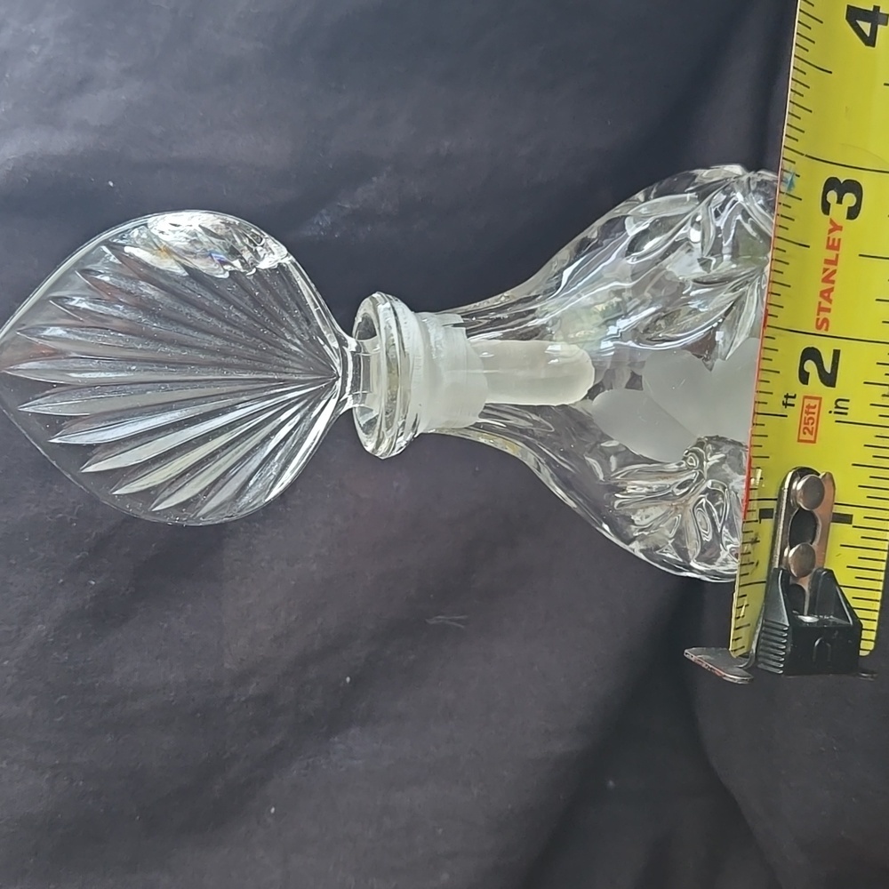 Elegant Clear Glass Perfume Bottle - Picture 3 of 4